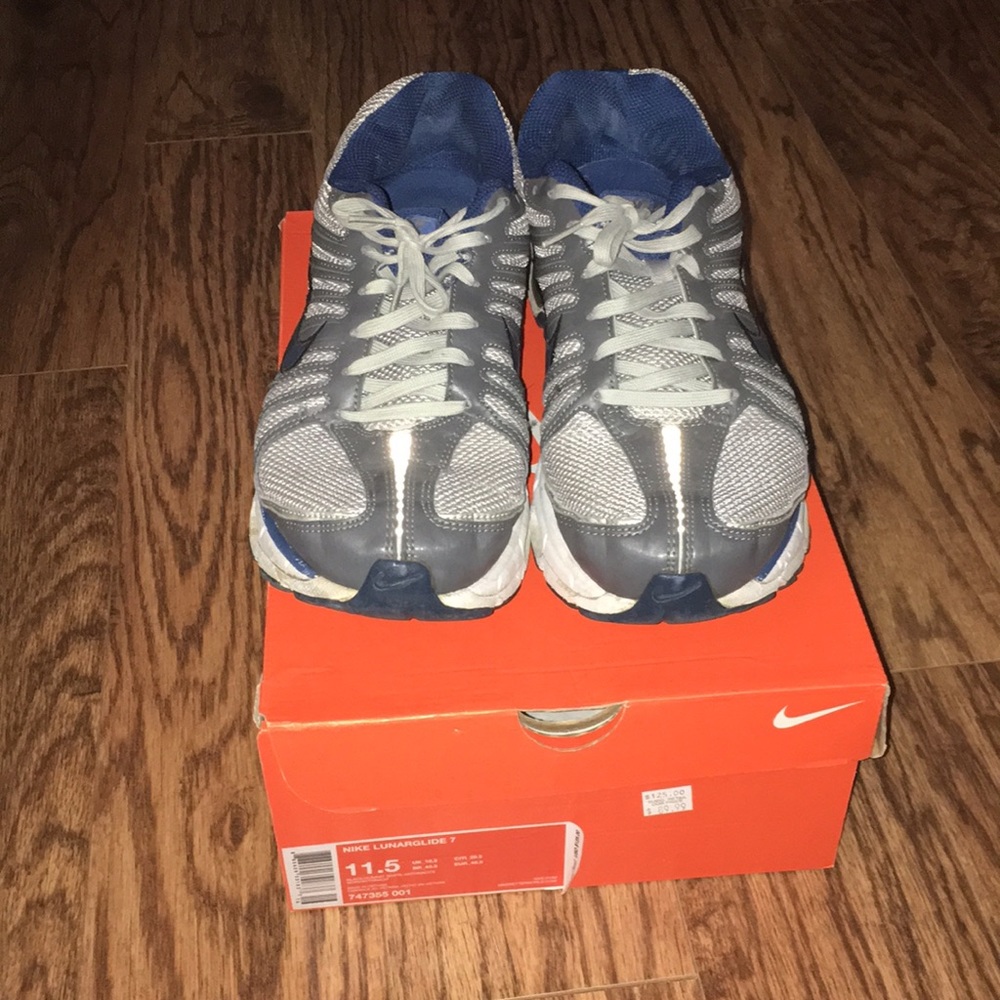 SOLD Men’s Nike tennis shoes